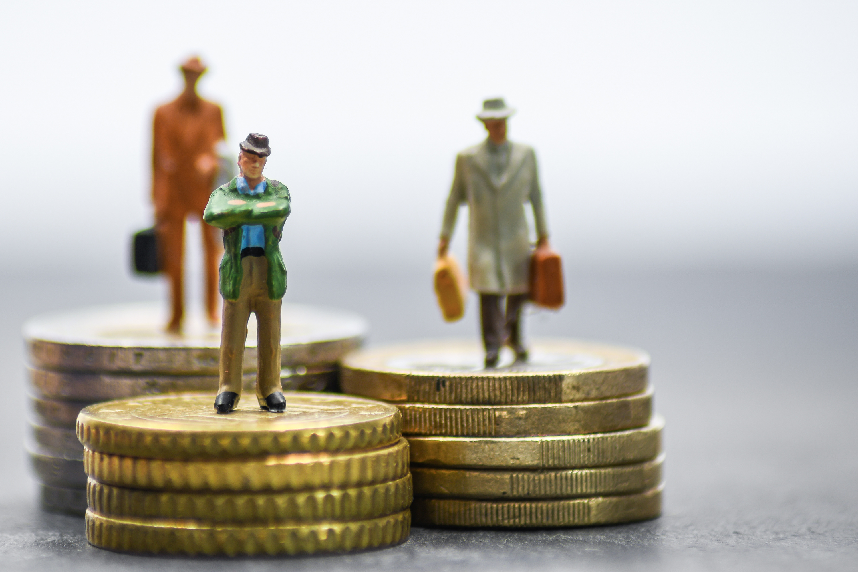 Figuren stehen auf Münzen ©Adobe Stock
