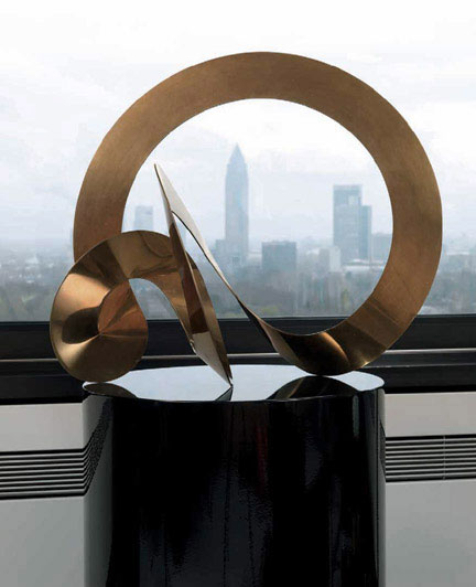 Max Bill, Fläche aus einer Spirale, 1974, Messing vergoldet, 77 x 50 x 62 cm ©VG Bild-Kunst, Bonn