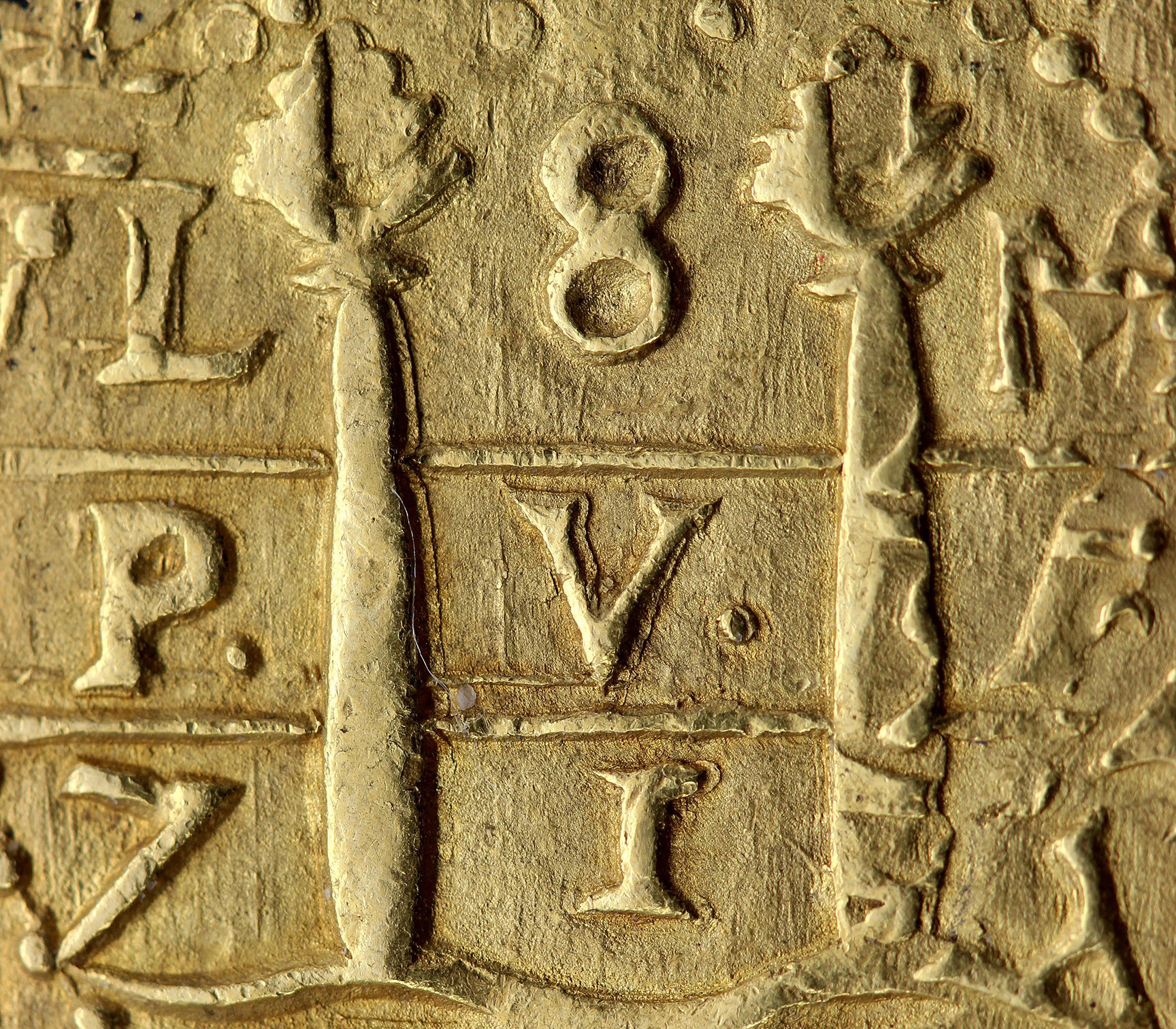 Eight escudo piece, Philip V - Close-up of the Pillars of Hercules ©Bundesbank