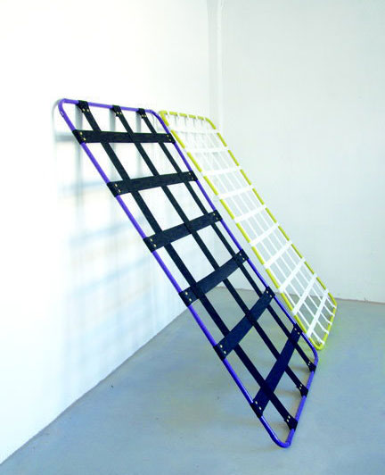 Katrin Albrecht, Leonor, 2010, Situationsporträt, Kabelrohre. Gummibänder, 217 x 100 cm (grün)/215 x 115 cm (violett)