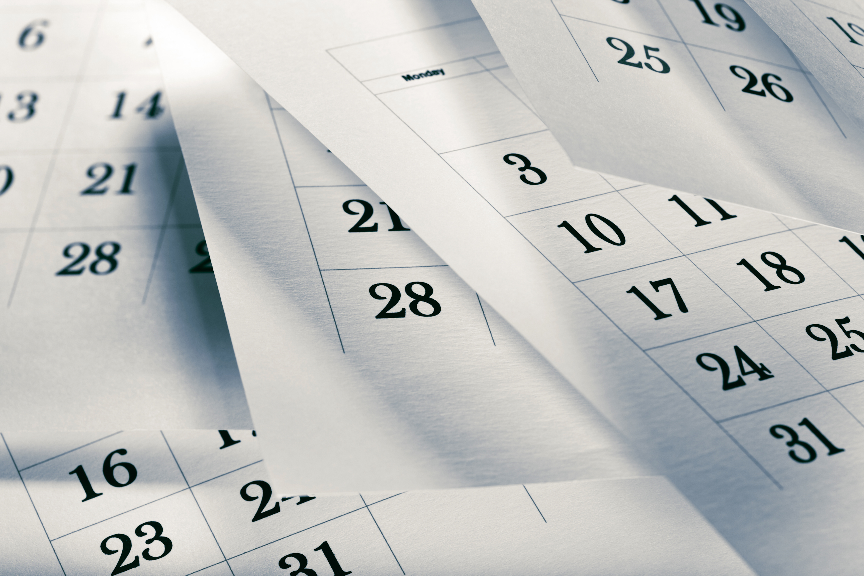 Mehrere lose Kalenderblätter ©J. L. Gutierrez / Getty Images