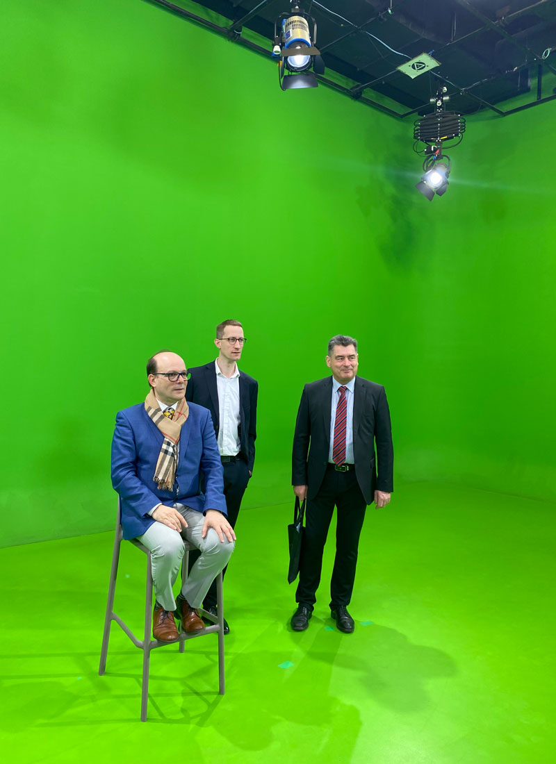 Von links: Olivier Radelet, Lehrender der Universität Toulon, Andreas Kremer und Erich Keller im Aufnahmeraum des Telomediastudios der Universität Toulon ©Nicolas Huchet