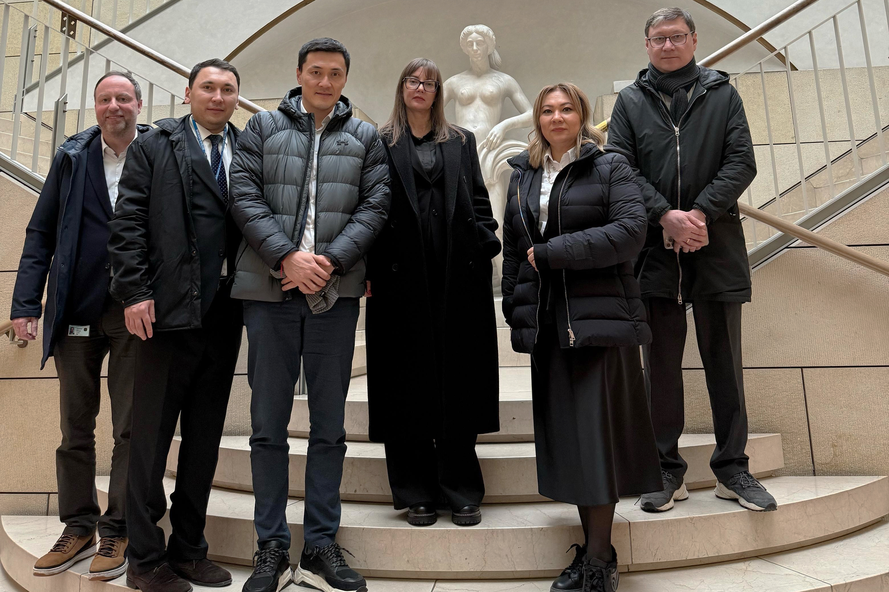 Group photo at the National Bank of Kazakhstan ©Irina Schatalow